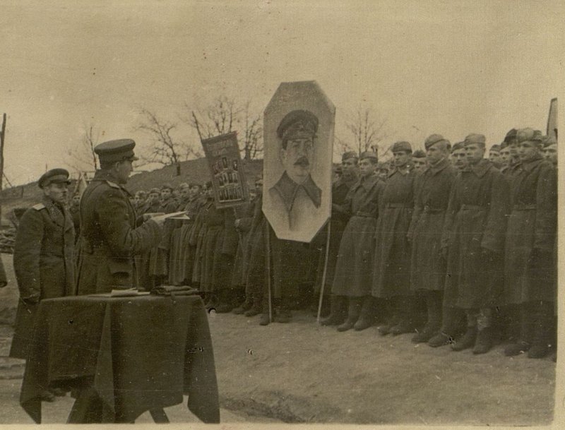 Фотография: Комсомольцы и молодежь пишут письмо товарищу Сталину