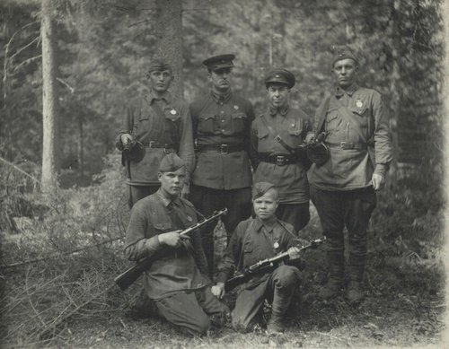 Подполковник П.Ф. Батицкий (стоит 2-й слева) с боевыми разведчиками