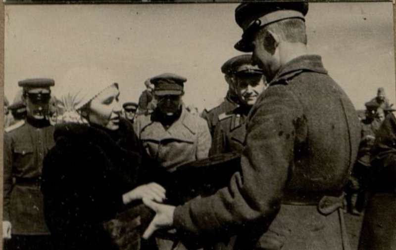 Фотография: Вручение оружия О.Д. Ромашко