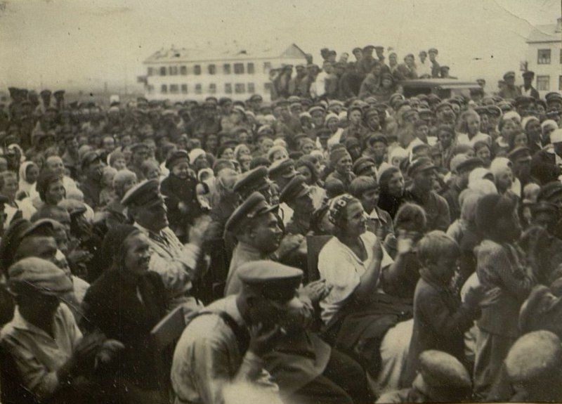 Фотография: Слушают артистов государственного Большого Академического театра