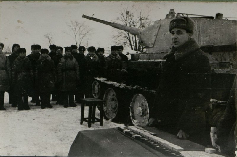 Фотография: Сорок бойцов и командиров части п-ка Аникушкина получили награды за оборонительные бои. Награды вручает Член Военного Совета армии тововарищ Козлов