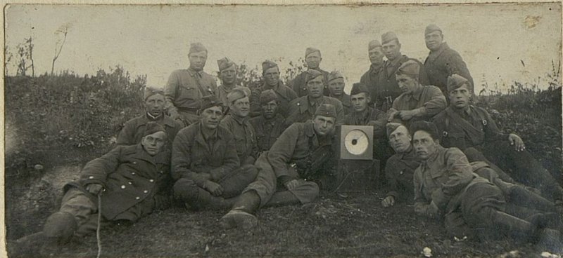 Фотография: Гвардейцы слушают доклад Мануильского для Красной Армии. 7.09.42 г.