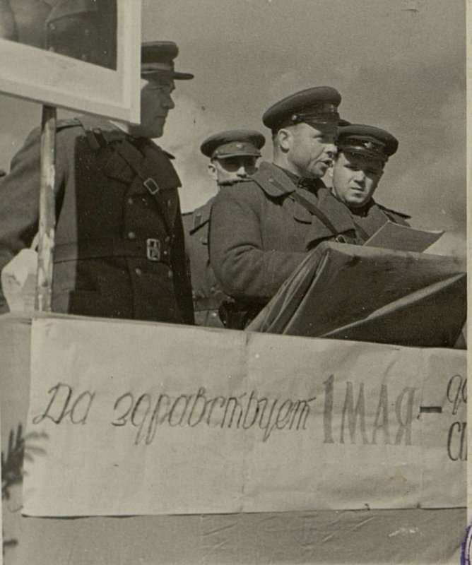 Фотография: Подполковник Киселев читает Приказ по бригаде посвященный 1 мая