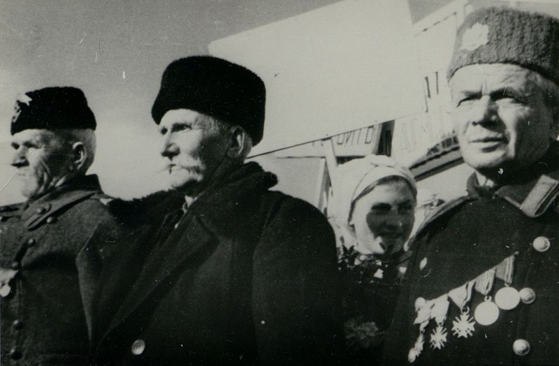 Фотография: Генерал-полковник товарищ Бюрюзов вручает ордена Советского Союза болгарским генералам и офицерам