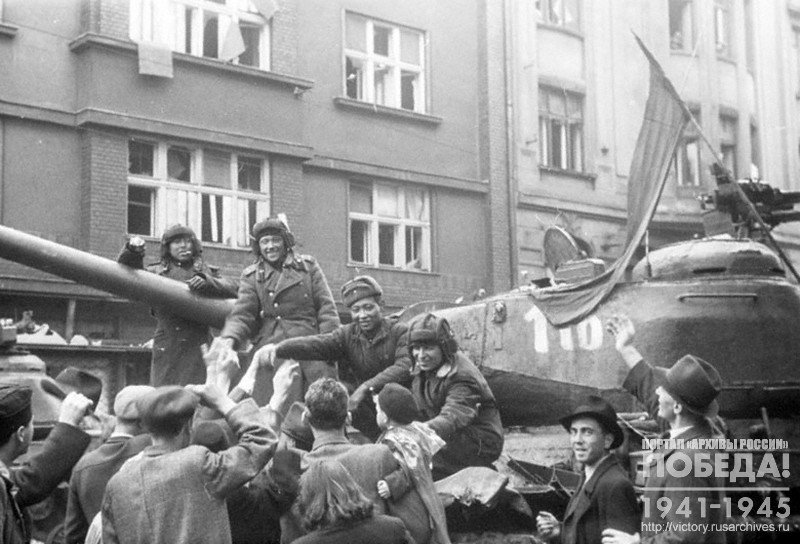 People of Moravskaya Ostrava greeting the crews of the Soviet tanks