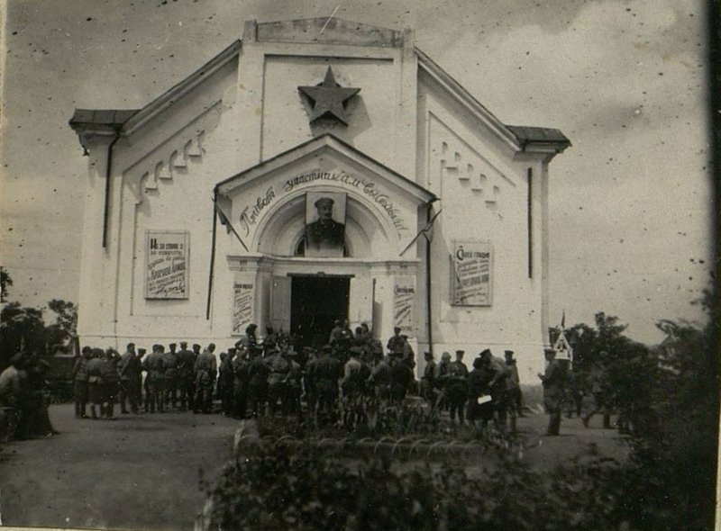 Фотография: Фасад главного павильона выставки