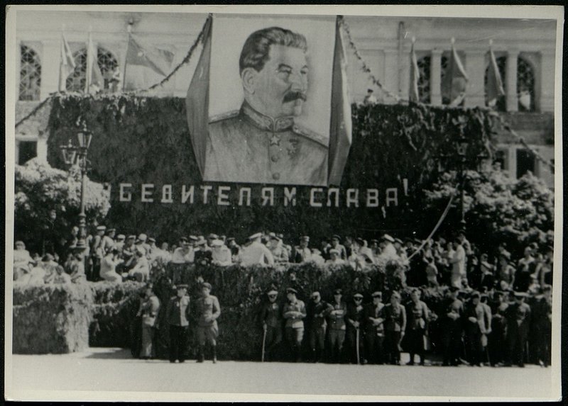 Оригинальный образ: Генерал-полковник товарищ Бюрюзов вручает ордена Советского Союза болгарским генералам и офицерам