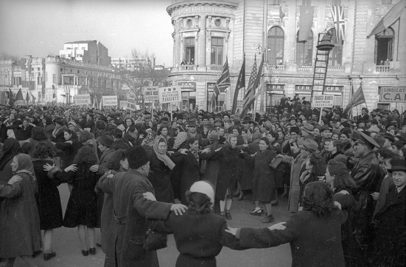 Demonstrators greet the first government of new Romania