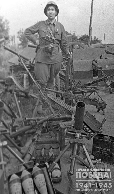 Фотокорреспондент газеты «Красная звезда» Я. Халип у военных трофеев