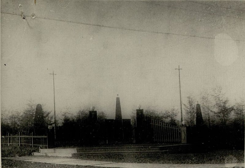 Image: General view of a mass grave, Kami-Shikuka