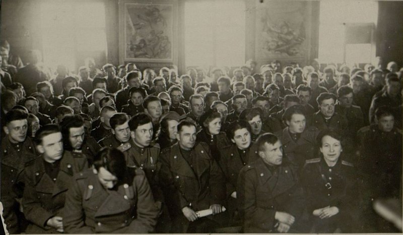 Фотография: В зале того же заседания