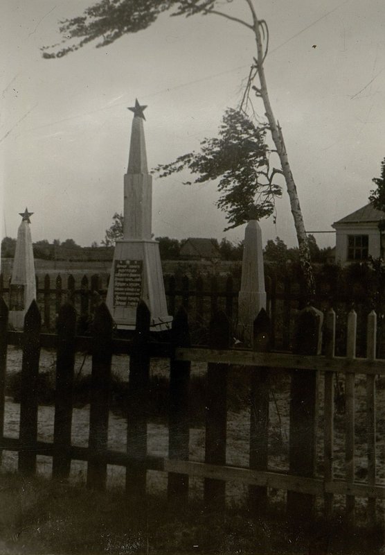 Фотография: Братская могила расположена д. Блудень, Березовского района