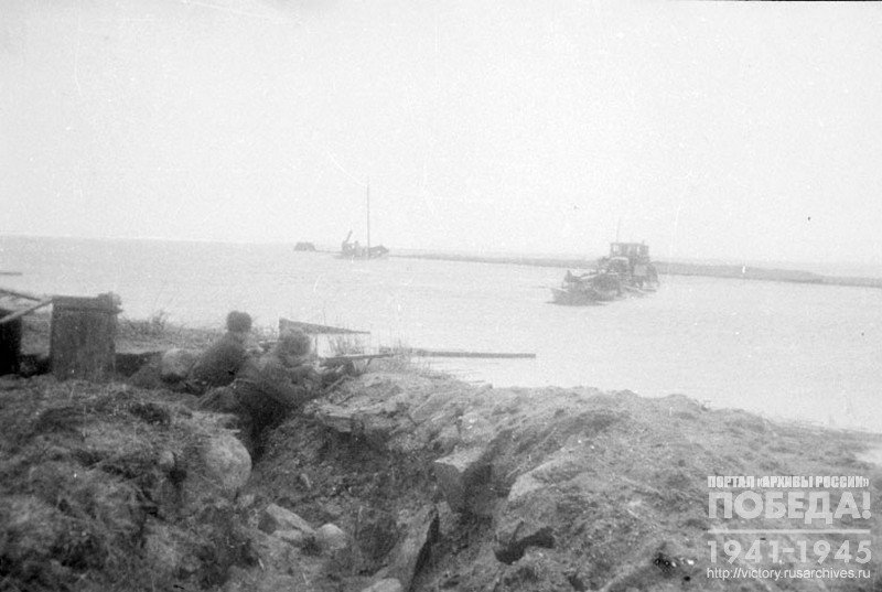 Soldiers of the Moscow Proletarian division firing at the enemy on the Frisch Nerung spit