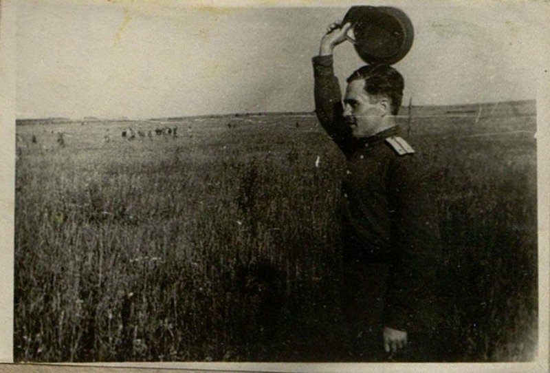 Фотография: Капитан Дамарацкий дает сигнал "Отбой"