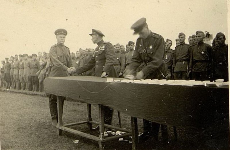 Фотография: Генерал-майор Ладыгин вручает орден "Красная Звезда" лейтенанту Савченко