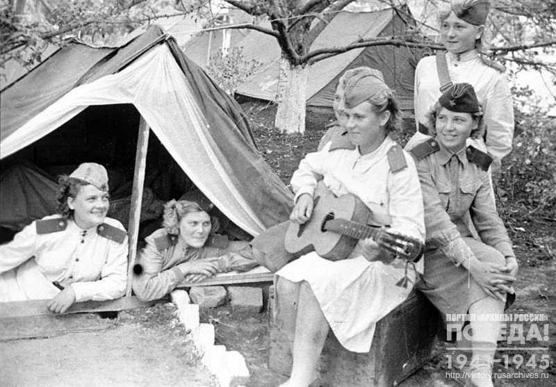 Women-soldiers at leisure hours