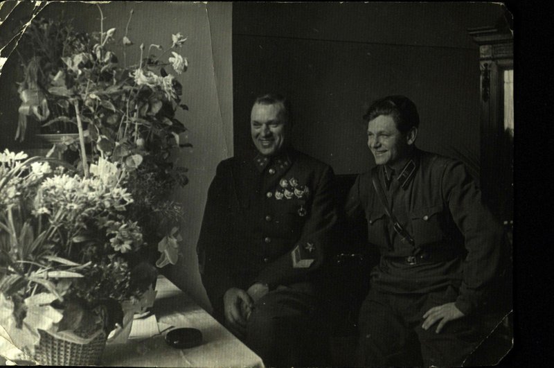 Генерал-лейтенант К.К. Рокоссовский (слева) с адъютантом А.М. Кульчинским. Госпиталь в сельскохозяйственной академии им. Тимирязева