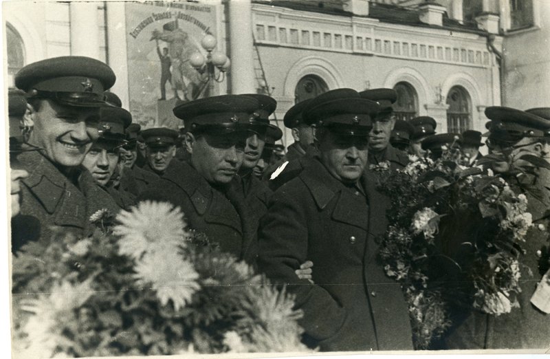 "A.V. Aleksandrov with a group of military personnel at the entrance to VDNKh."
