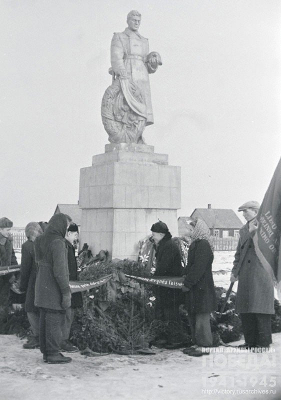 Schoolchildren of Raseiniai laying wraiths to a memorial to the Soviet soldiers who perished during liberation of Lithuania