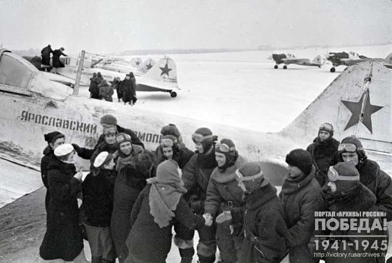 Комсомольцы Ярославской области на аэродроме передают советским летчикам эскадрилью самолетов, построенных на средства, собранные молодежью области