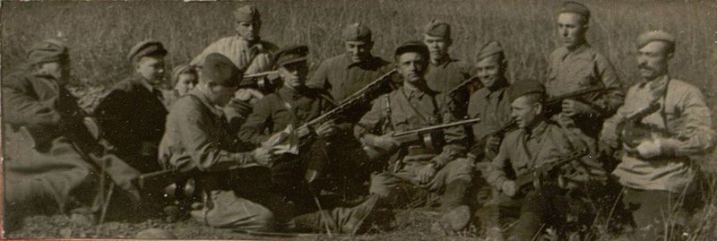 Фотография: Политрук Перегуда И. читает свежую газету бойцам роты автоматчиков 109 стрелковый полк под Малгобеком