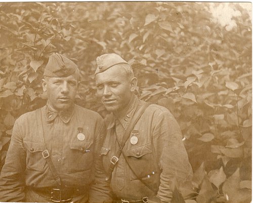 Батальонный комиссар 6 Краснознамённой стрелковой дивизии, участник боёв в районе г. Бреста Таркакнов П.С. (справа). г. Воронеж, 22.07.1942 г.