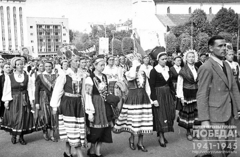 Группа демонстрантов в национальных костюмах во время демонстрации, посвященной принятию Эстонии в состав СССР