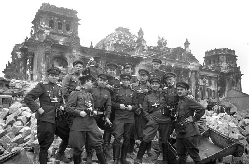 Военные корреспонденты у Рейхстага