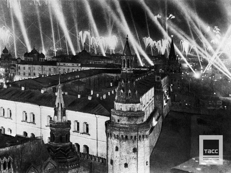 Москва салютует победителям, май 1945 г.