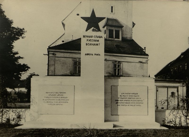Image: Brooke. Monument at the military cemetery