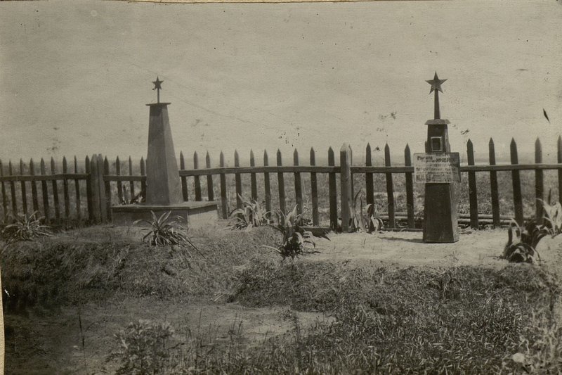 Фотография: Могила Героя Советского Союза капитана Шевелева Николая Артемовича. Слева братская могила офицеров Советской Армии. Поселок Лоев, в парке
