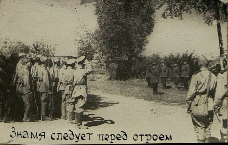 Фотография: Знамя следует перед строем