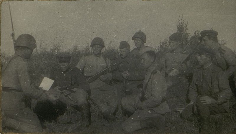 Фотография: Группарторг г. Аксентьев проводит совещание партийной группы взвода