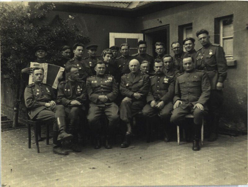 Fighters of the 39th guards cannon artillery brigade and the Americans in the days of their meeting on the Elbe. Germany, Witteberg, May 1945