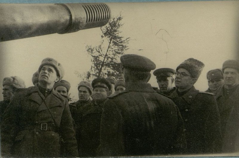 Фотография: Генерал-лейтенант Козлов и генерал-майор Воронов осматривают боевую технику
