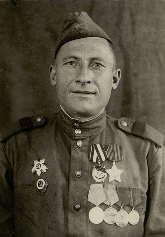 Фотография: Старший Сержант Алексей Андреевич Останин, член Всесоюзной Коммунистической партии большевиков, ветеран дивизии
