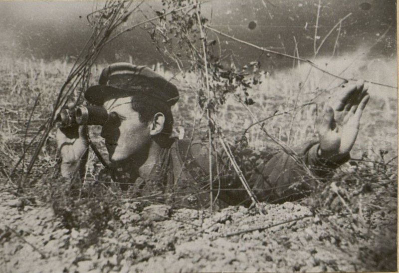 Фотография: Сержант Сахиев подает сигнал минометчикам - открыть огонь по обнаруженной цели