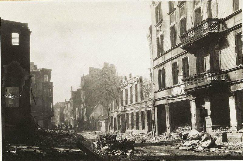 Image: Danzig. Dinner-Gasse street. Air raid results