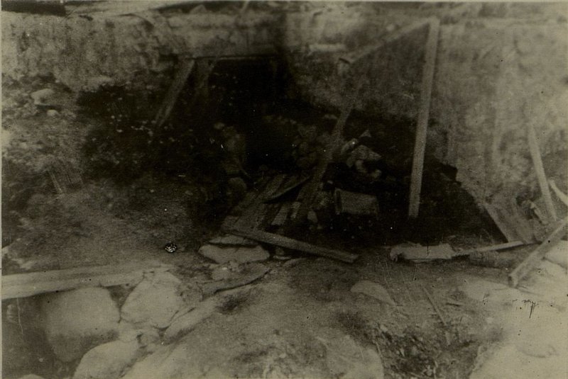 Фотография: Вход в убежище в скале