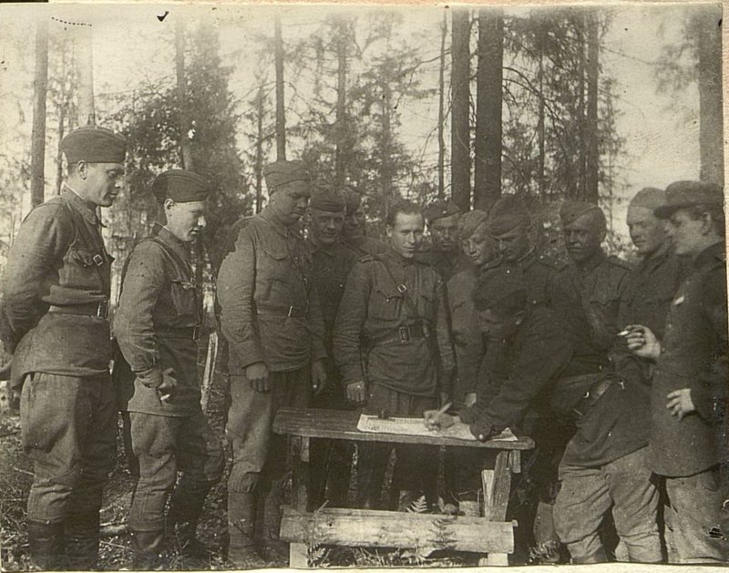 Image: Subscription to the Second State War Loan passed through the regiment with exceptional success. Fighters and commanders gave up to 200-300% of the monthly salary to the state