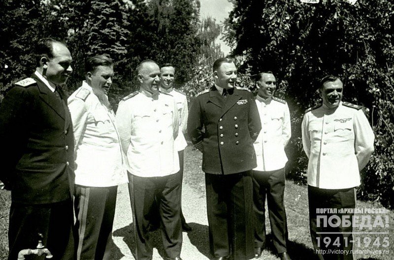 Начальник Главного Военно-морского штаба СССР С.Г. Кучеров, генерал-лейтенант Н.В. Славин, Главнокомандующий группой советских войск в Германии и главноначальствующий СВАГ Г.К. Жуков, Нарком ВМФ СССР Н.Г. Кузнецов