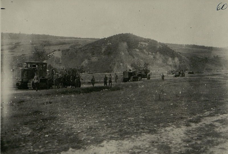 Image: Artillery of the 18th army on the march through the city of Chertezh.
