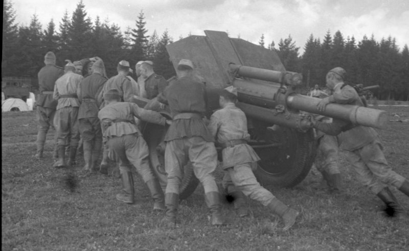 «Практические занятия артиллеристов на 122-мм гаубицах образца 1938 года М-30.»
