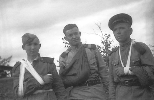 Раненые во время боев на Сахалине бойцы 165-го стрелкового полка