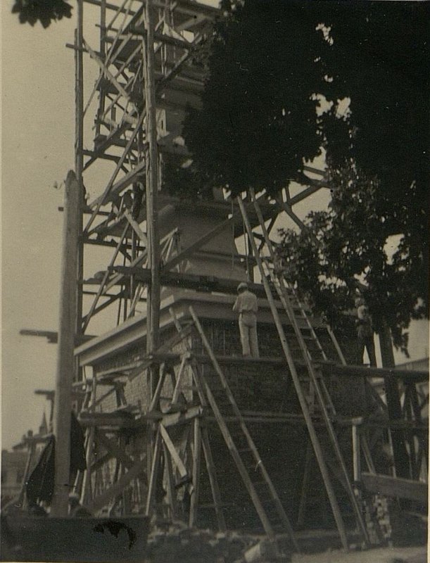 Image: Formwork and grating of the monument