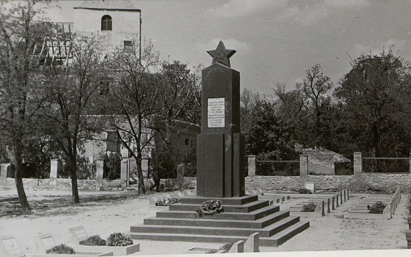 Фотография: Варпалота. Памятник-монумент на воинском кладбище