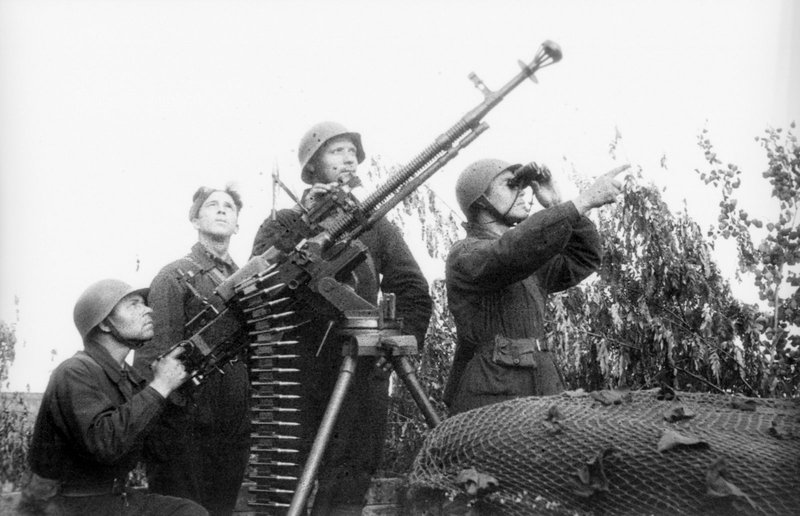 Зенитчики М.Лукьянов, А. Шагимарданов, В.Кириллов и Новиков (слева направо) ведут огонь по немецким самолётам