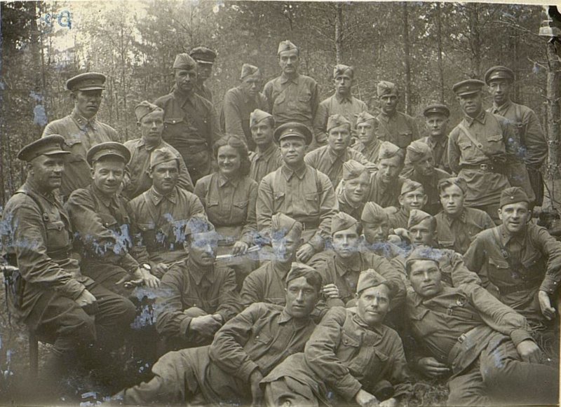 Фотография: Армейский ансамбль песни и пляски, выступавший в 3-й бригады моряков