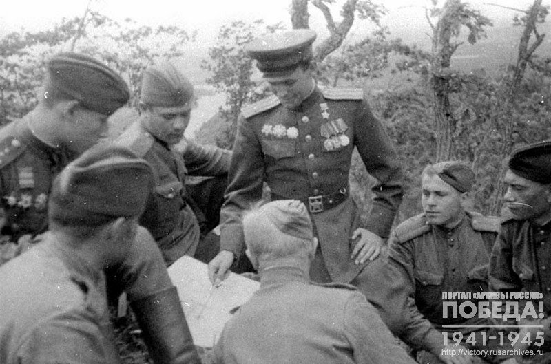 Герой Советского Союза, командир полка 63-й стрелковой дивизии 5 Армии майор Г.Н. Губкин с офицерами у карты боевых действий