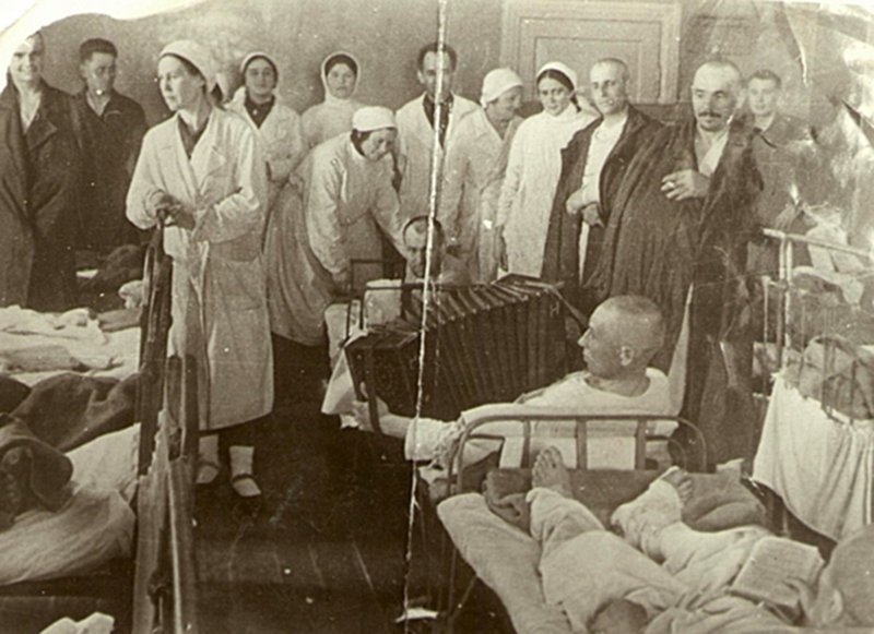 Medical personnel and recovery sorting evacuation hospital No 359 in Chkalov.